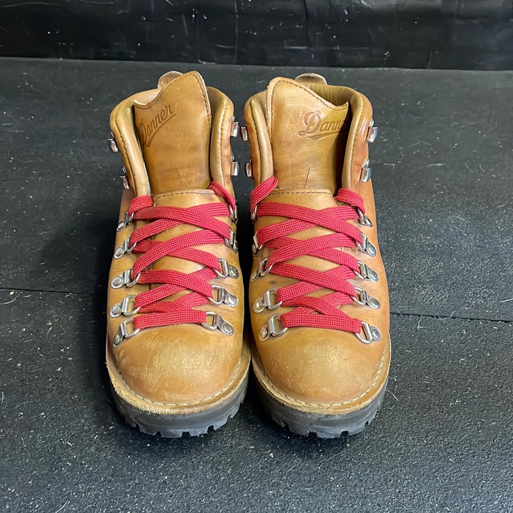 Danner Mountain Light Cascade Hiking Boot. Style #31521